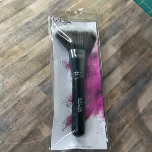 New MAU Makeup Academy Powder Brush